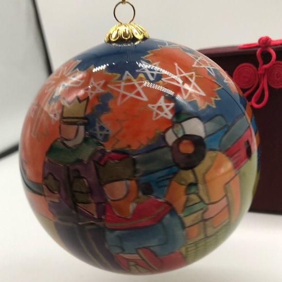 Reversed painted Holy family glass ornament - Picture 5 of 7